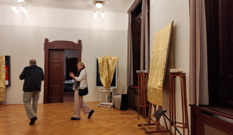 Roman Řehák představil novou výstavu obrazů z mobilu. Na vernisáži zahrál Felix Slováček