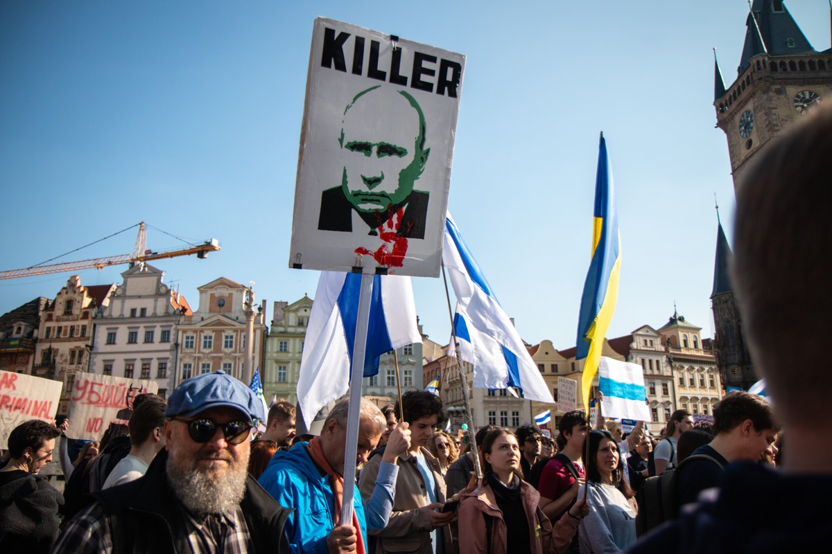 FOTOGALERIE: V Praze demonstrovali Rusové proti Putinovi