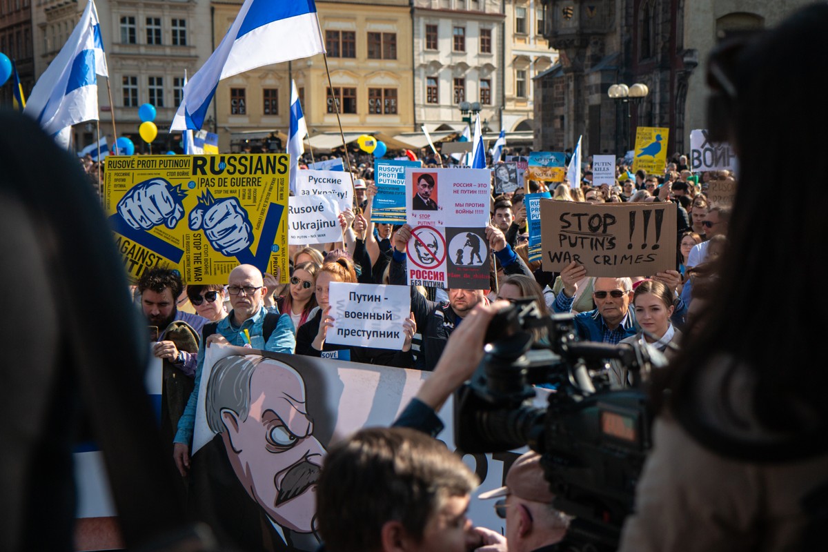 FOTOGALERIE: V Praze demonstrovali Rusové proti Putinovi