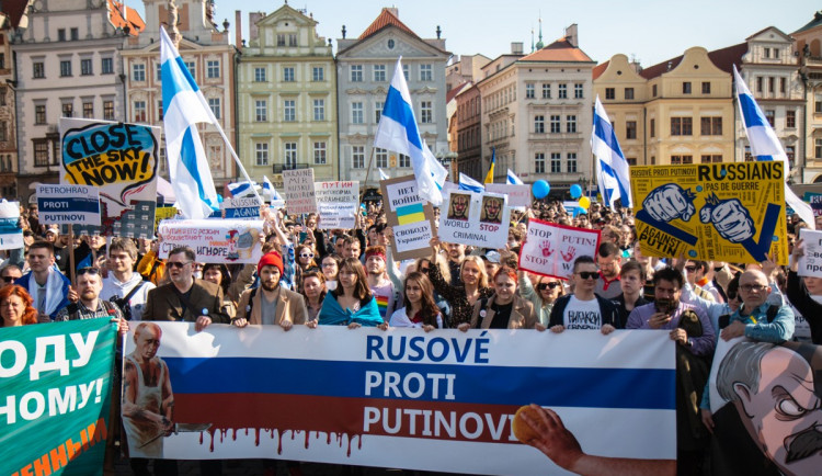 FOTOGALERIE: V Praze demonstrovali Rusové proti Putinovi