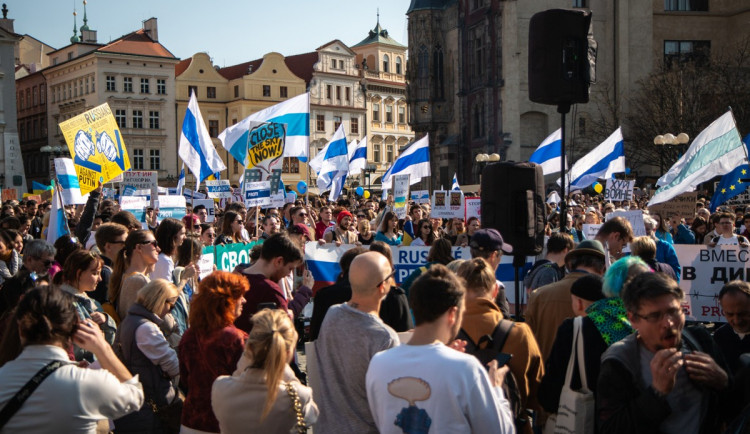 FOTOGALERIE: V Praze demonstrovali Rusové proti Putinovi