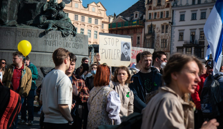 FOTOGALERIE: V Praze demonstrovali Rusové proti Putinovi