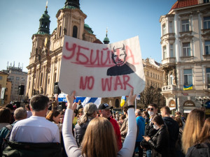 FOTOGALERIE: V Praze demonstrovali Rusové proti Putinovi