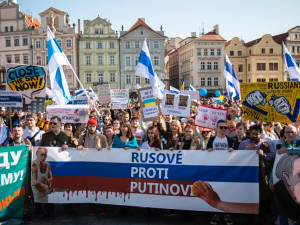 FOTOGALERIE: V Praze demonstrovali Rusové proti Putinovi
