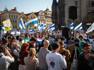 FOTOGALERIE: V Praze demonstrovali Rusové proti Putinovi