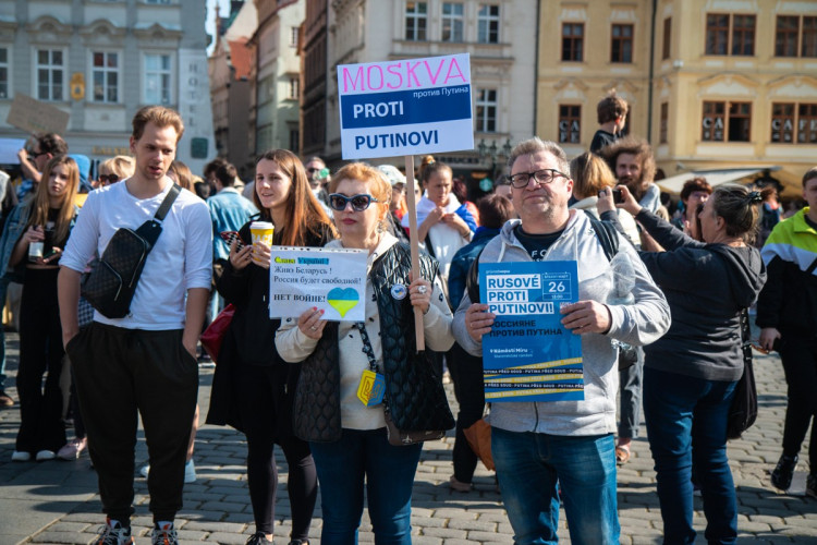 FOTOGALERIE: V Praze demonstrovali Rusové proti Putinovi