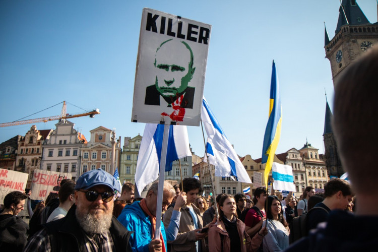 FOTOGALERIE: V Praze demonstrovali Rusové proti Putinovi