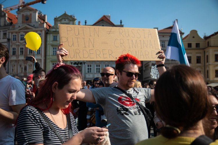 FOTOGALERIE: V Praze demonstrovali Rusové proti Putinovi