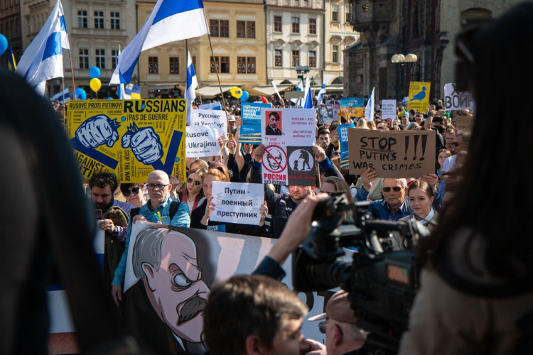 FOTOGALERIE: V Praze demonstrovali Rusové proti Putinovi