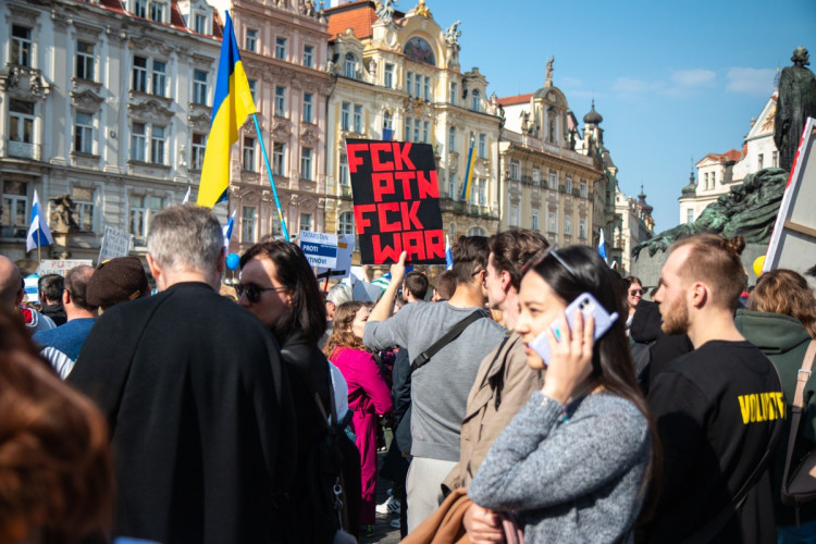 FOTOGALERIE: V Praze demonstrovali Rusové proti Putinovi