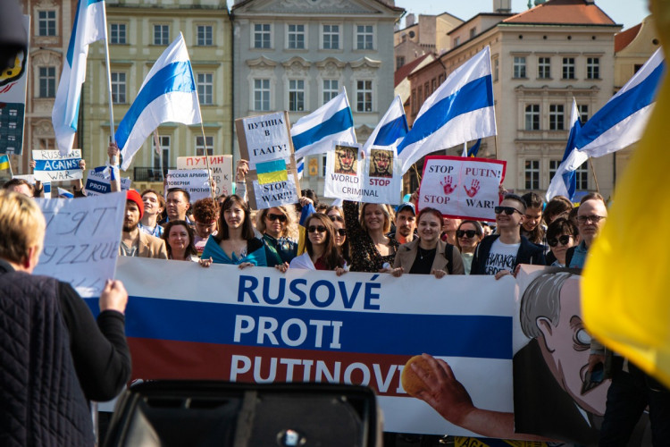 FOTOGALERIE: V Praze demonstrovali Rusové proti Putinovi