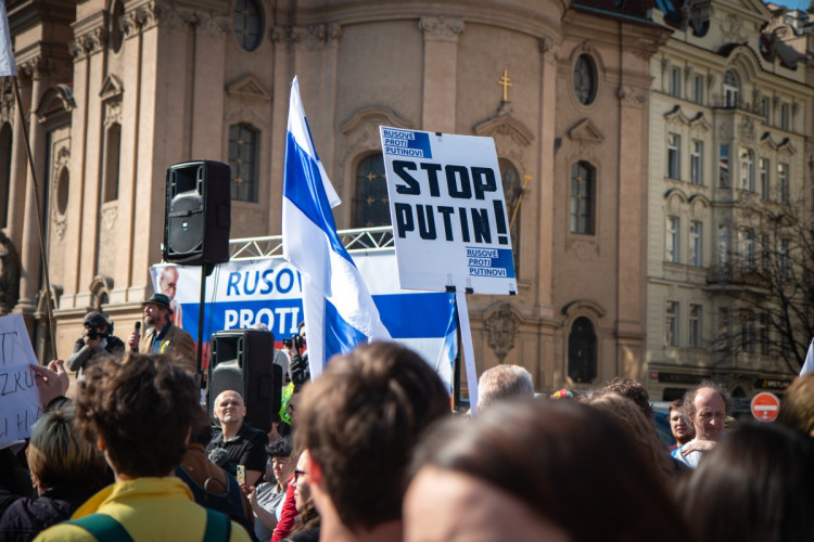 FOTOGALERIE: V Praze demonstrovali Rusové proti Putinovi
