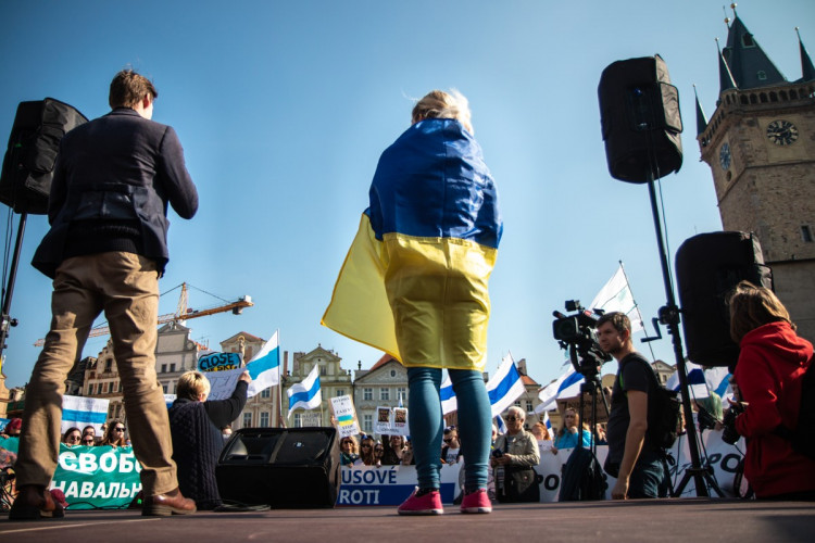 FOTOGALERIE: V Praze demonstrovali Rusové proti Putinovi