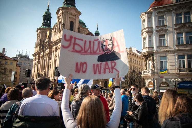 FOTOGALERIE: V Praze demonstrovali Rusové proti Putinovi