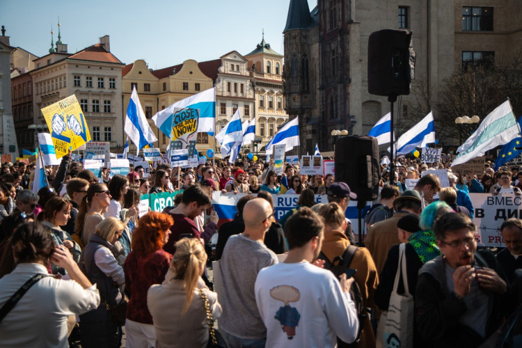 FOTOGALERIE: V Praze demonstrovali Rusové proti Putinovi