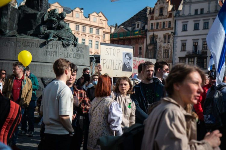 FOTOGALERIE: V Praze demonstrovali Rusové proti Putinovi