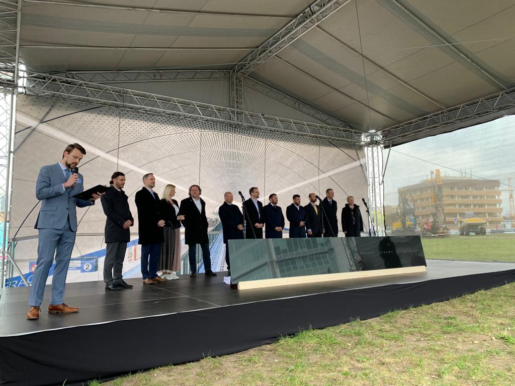 FOTOGALERIE: Obří pódium, raut i fotokoutek. Zahájení stavby metra D připomínalo menší festival