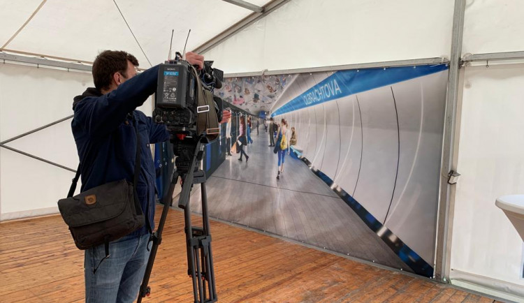 FOTOGALERIE: Obří pódium, raut i fotokoutek. Zahájení stavby metra D připomínalo menší festival