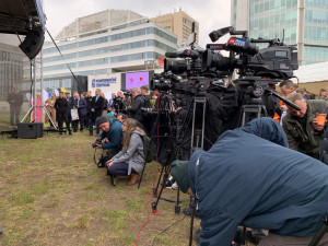 FOTOGALERIE: Obří pódium, raut i fotokoutek. Zahájení stavby metra D připomínalo menší festival