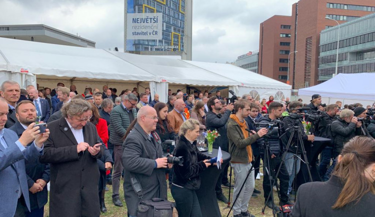 FOTOGALERIE: Obří pódium, raut i fotokoutek. Zahájení stavby metra D připomínalo menší festival