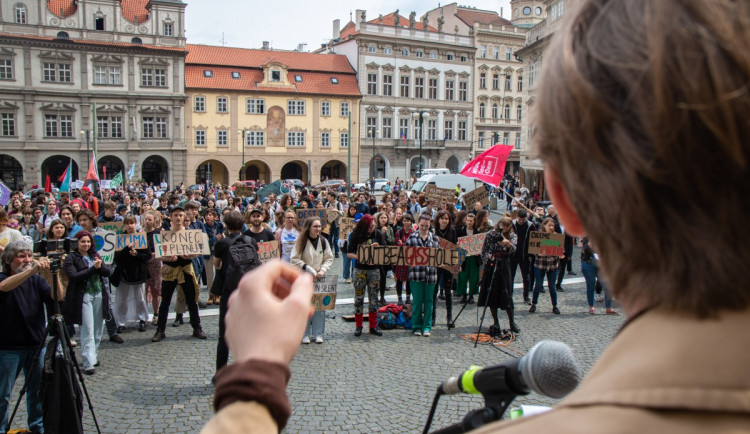 FOTOGALERIE: Studenti v Praze stávkovali za klima. Nejít do školy, nám přijde adekvátní, říká jejich mluvčí