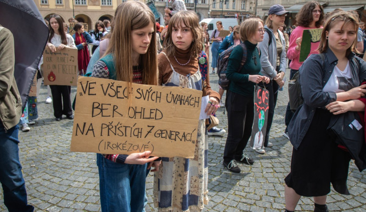 FOTOGALERIE: Studenti v Praze stávkovali za klima. Nejít do školy, nám přijde adekvátní, říká jejich mluvčí