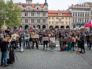 FOTOGALERIE: Studenti v Praze stávkovali za klima. Nejít do školy, nám přijde adekvátní, říká jejich mluvčí