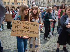 FOTOGALERIE: Studenti v Praze stávkovali za klima. Nejít do školy, nám přijde adekvátní, říká jejich mluvčí