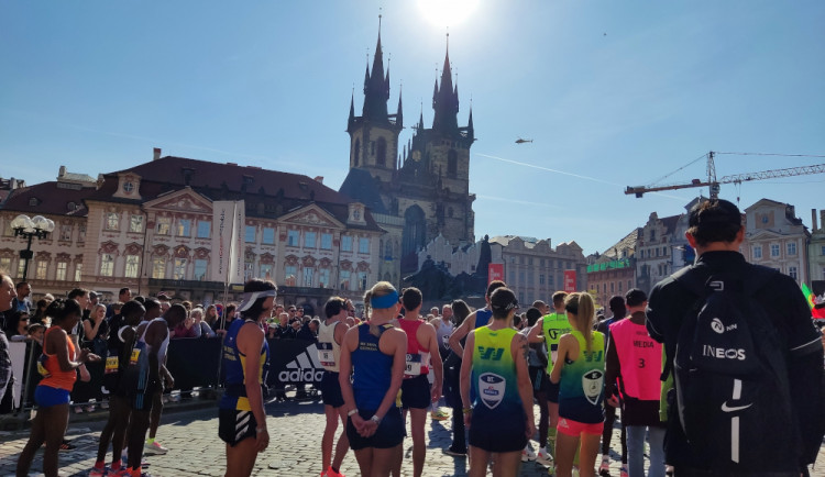FOTOGALERIE: Začal tradiční pražský maraton. Běží jednotlivci, týmy i rodiny