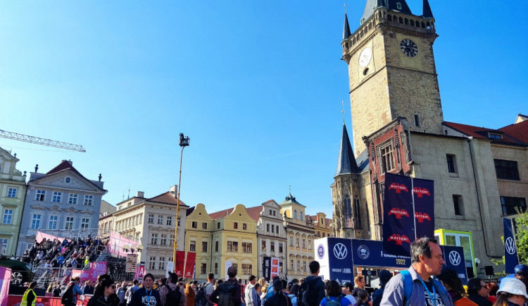 FOTOGALERIE: Začal tradiční pražský maraton. Běží jednotlivci, týmy i rodiny