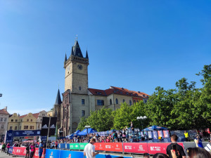 FOTOGALERIE: Začal tradiční pražský maraton. Běží jednotlivci, týmy i rodiny