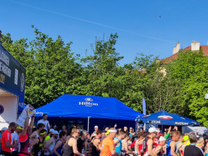 FOTOGALERIE: Začal tradiční pražský maraton. Běží jednotlivci, týmy i rodiny