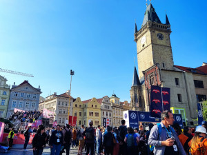 FOTOGALERIE: Začal tradiční pražský maraton. Běží jednotlivci, týmy i rodiny