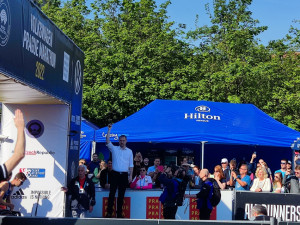 FOTOGALERIE: Začal tradiční pražský maraton. Běží jednotlivci, týmy i rodiny