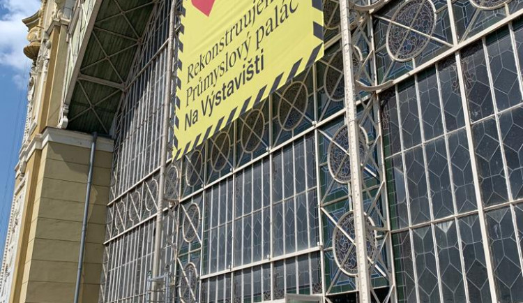 FOTOGALERIE: Podívejte se do Průmyslového paláce, kde probíhá rekonstrukce
