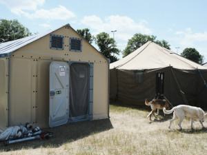FOTOGALERIE: Z nádraží do stanů. Podívejte se, kde budou spát uprchlíci z Ukrajiny