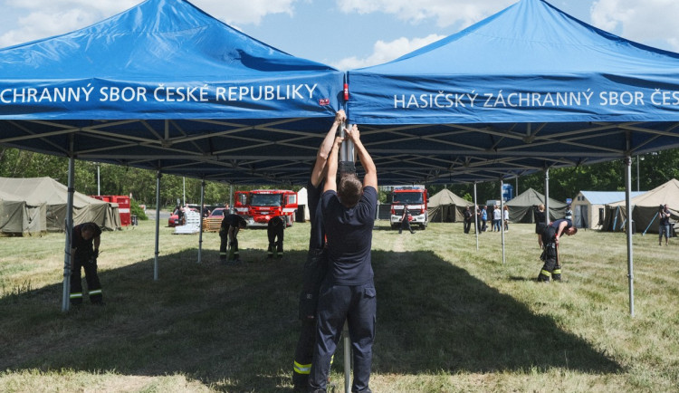FOTOGALERIE: Z nádraží do stanů. Podívejte se, kde budou spát uprchlíci z Ukrajiny