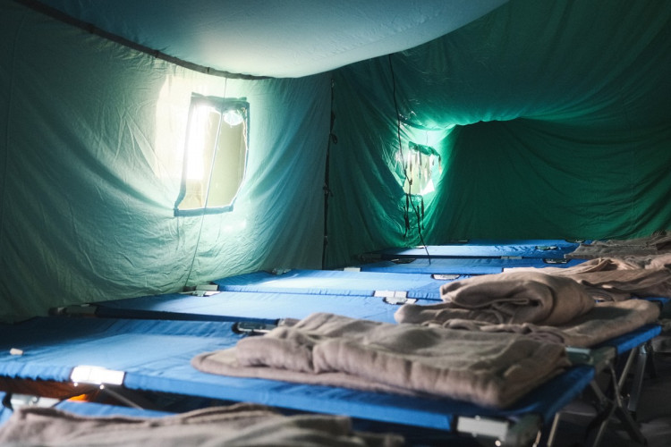 FOTOGALERIE: Z nádraží do stanů. Podívejte se, kde budou spát uprchlíci z Ukrajiny