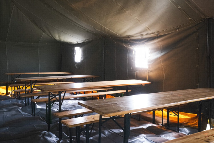 FOTOGALERIE: Z nádraží do stanů. Podívejte se, kde budou spát uprchlíci z Ukrajiny