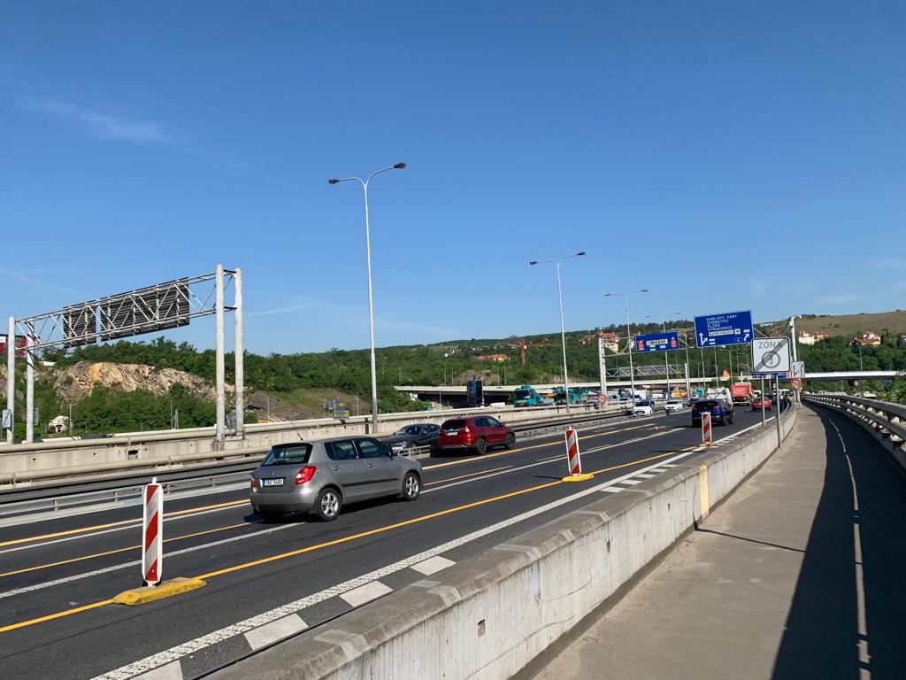 Na Barrandovském mostě už se frézuje, doprava je omezena. Podívejte se přímo na místo