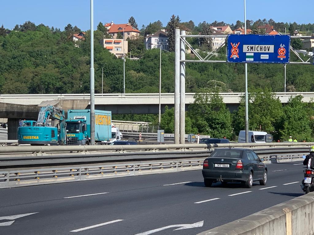 Na Barrandovském mostě už se frézuje, doprava je omezena. Podívejte se přímo na místo