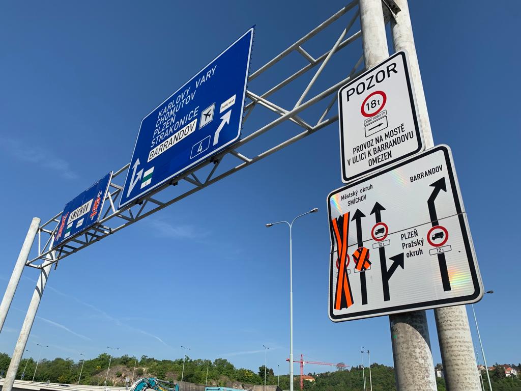 Na Barrandovském mostě už se frézuje, doprava je omezena. Podívejte se přímo na místo