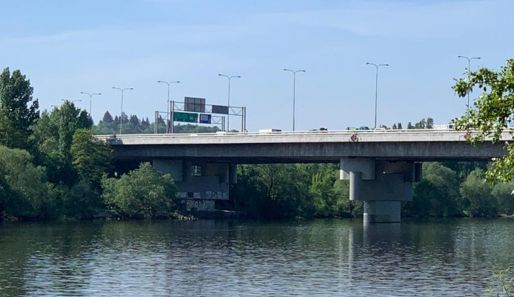 Na Barrandovském mostě už se frézuje, doprava je omezena. Podívejte se přímo na místo