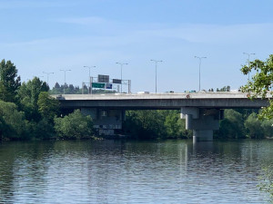 Na Barrandovském mostě už se frézuje, doprava je omezena. Podívejte se přímo na místo
