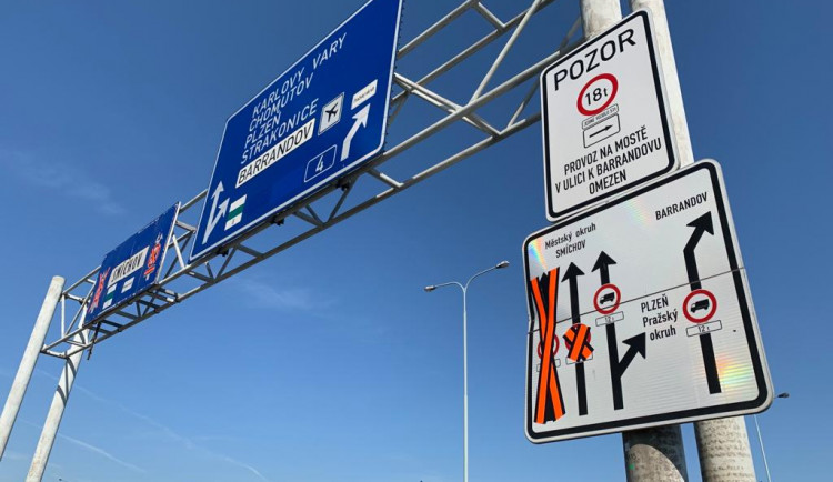 Na Barrandovském mostě už se frézuje, doprava je omezena. Podívejte se přímo na místo