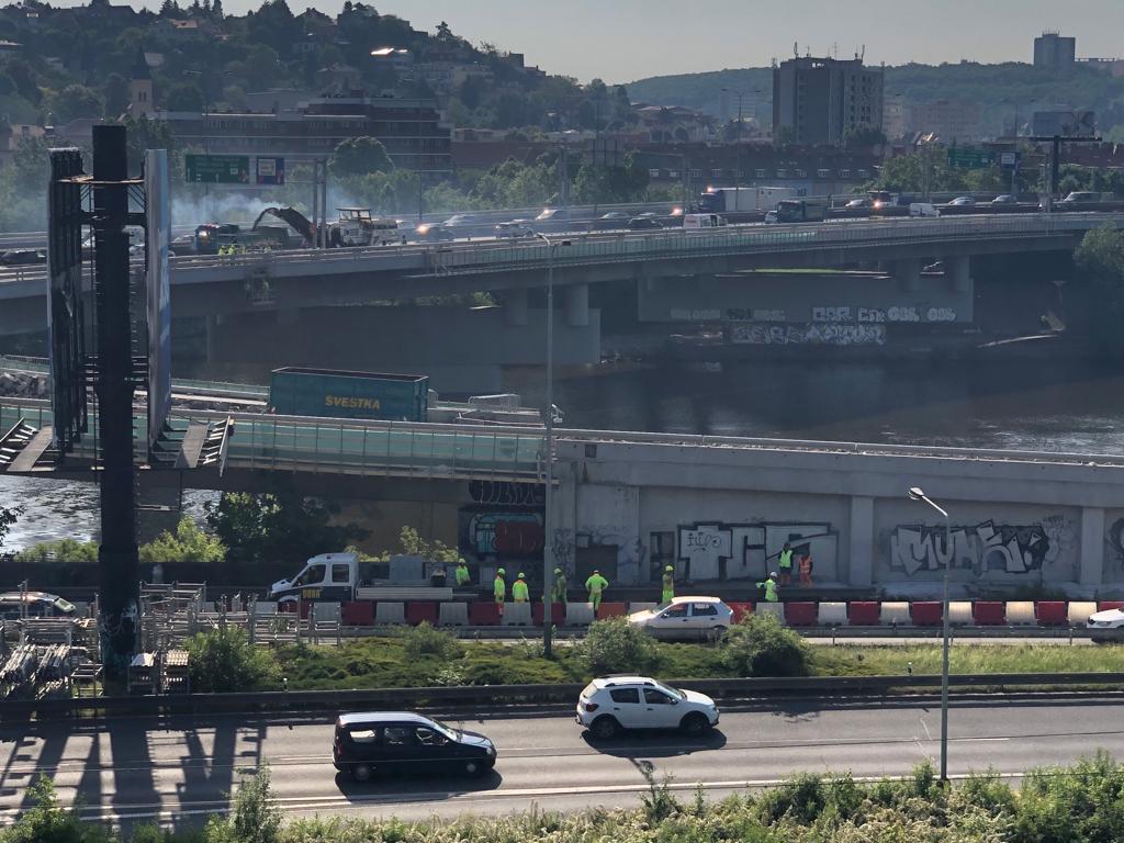 Opravy Barrandovského mostu pokračují. Dělníci začali bourat nájezd ze Strakonické