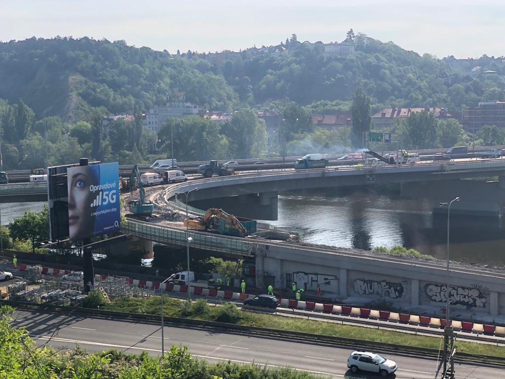 Opravy Barrandovského mostu pokračují. Dělníci začali bourat nájezd ze Strakonické