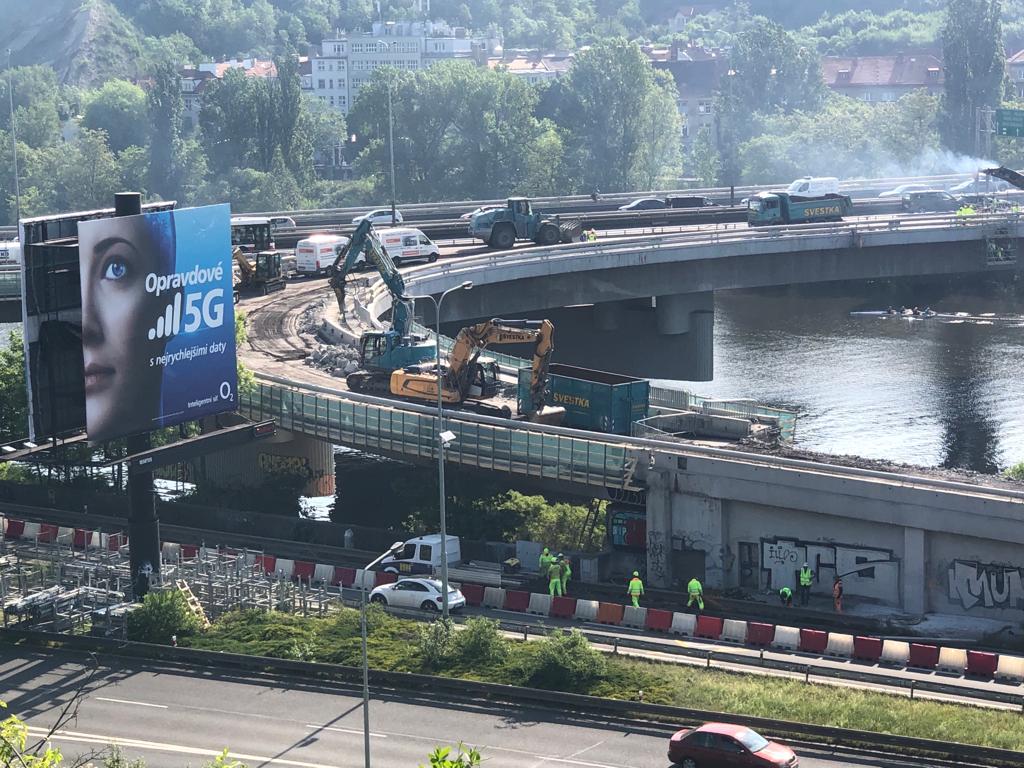 Opravy Barrandovského mostu pokračují. Dělníci začali bourat nájezd ze Strakonické