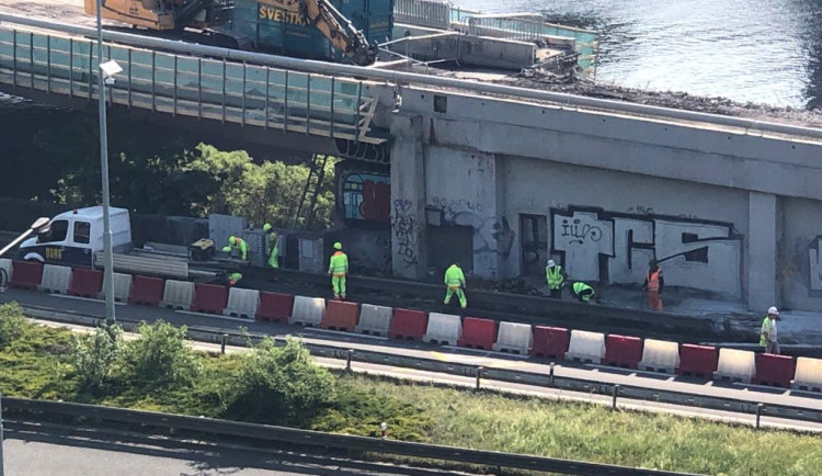 Opravy Barrandovského mostu pokračují. Dělníci začali bourat nájezd ze Strakonické