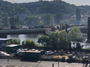 Opravy Barrandovského mostu pokračují. Dělníci začali bourat nájezd ze Strakonické
